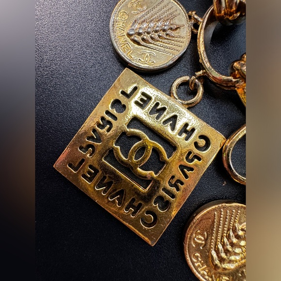 LOT 1505 24K gold plated CHANEL vintage runway bracelet with charms - Picture 8 of 14